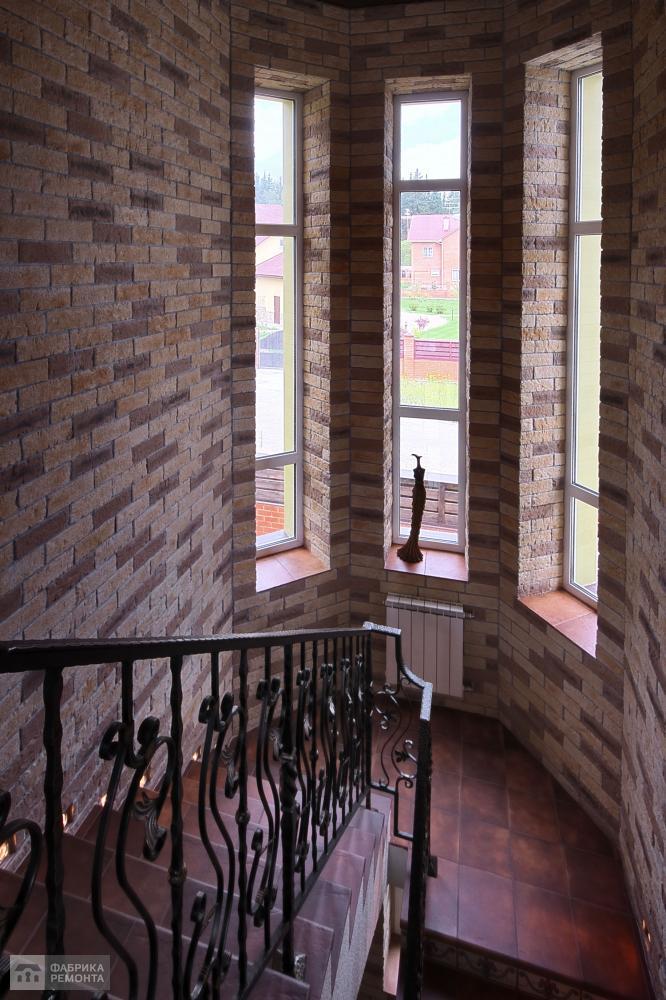Лестничный холл с панорамными окнами
